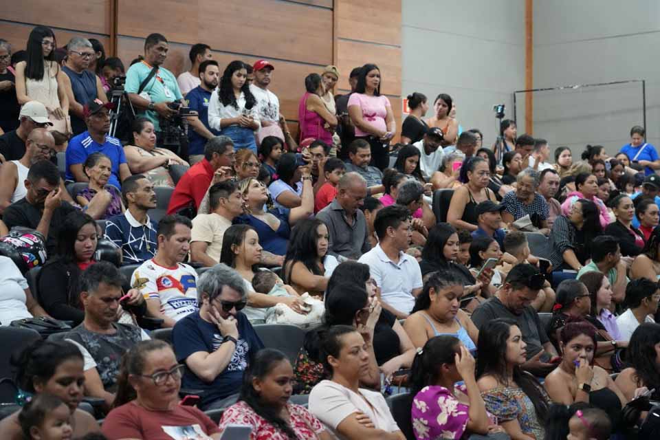 Endereços das 288 unidades são definidos em sorteio festivo; entrega realizada pela Prefeitura em parceria com o Governo Federal