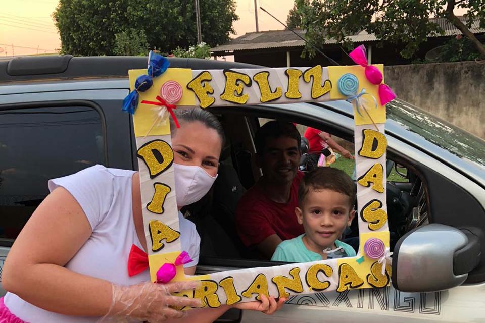 Clube de Mães realiza Drive Thru em comemoração do dia das crianças