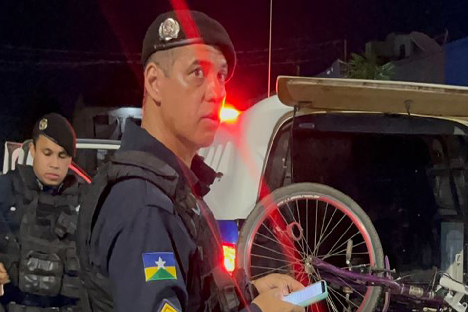 PM flagra adolescente armado antes de fazer assalto em parada de ônibus