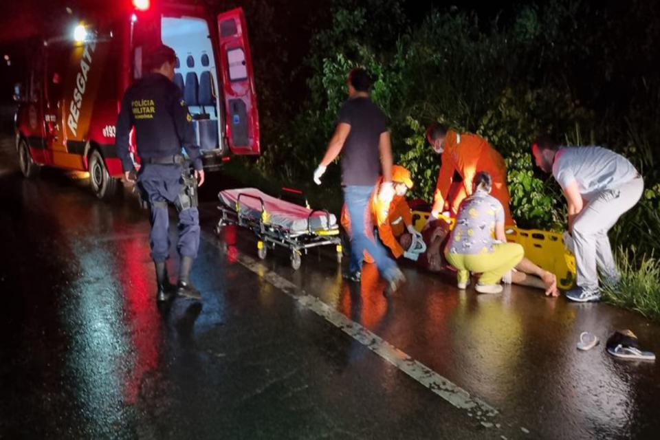 Motociclista colide em traseira de caminhão na BR 364