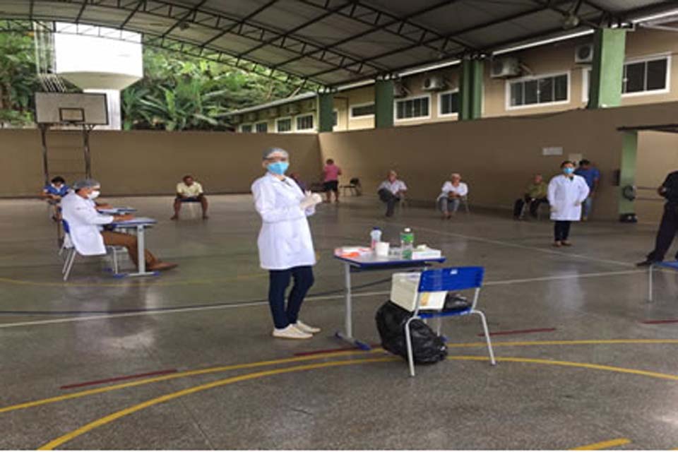 Secretaria de Saúde explica sobre a limitação nas doses de vacina contra gripe para idosos