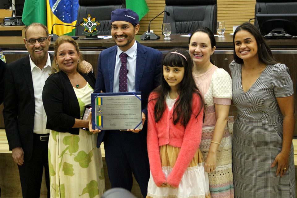 Dr. Fernando Máximo recebe homenagem pela a atuação em serviços no estado de Rondônia