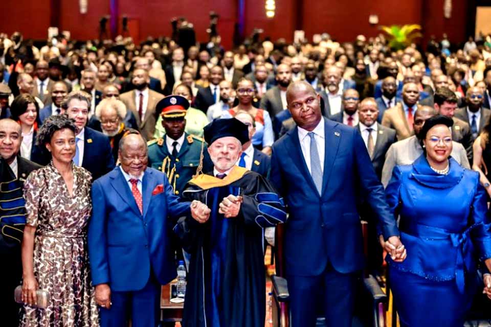 Lula recebe título de doutor honoris causa em Moçambique