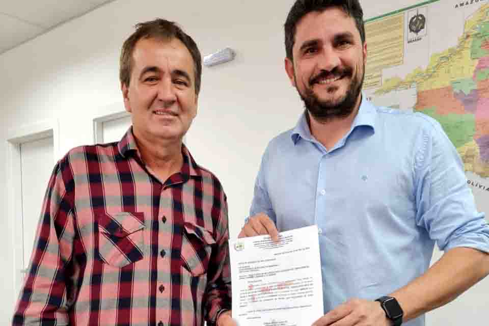 Deputado Jean Mendonça recebe vereador de Espigão para tratado de melhorias para o município