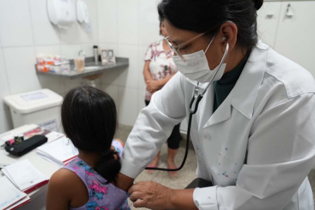 Médica orienta sobre os principais cuidados durante a estiagem, enquanto a Prefeitura reforça o atendimento nas unidades de saúde 