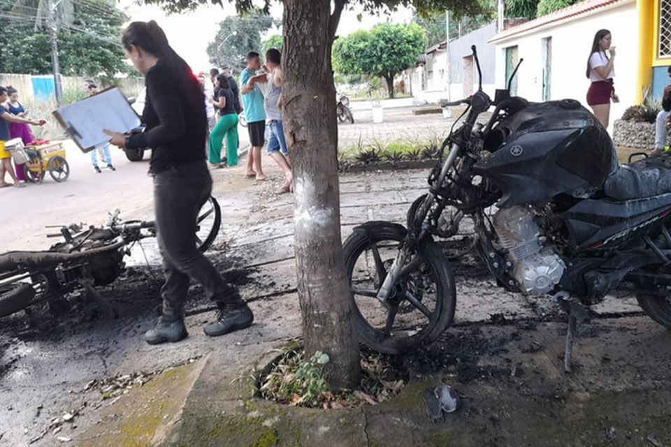 Motorista coloca fogo em três motos em frente a empresa de marketing