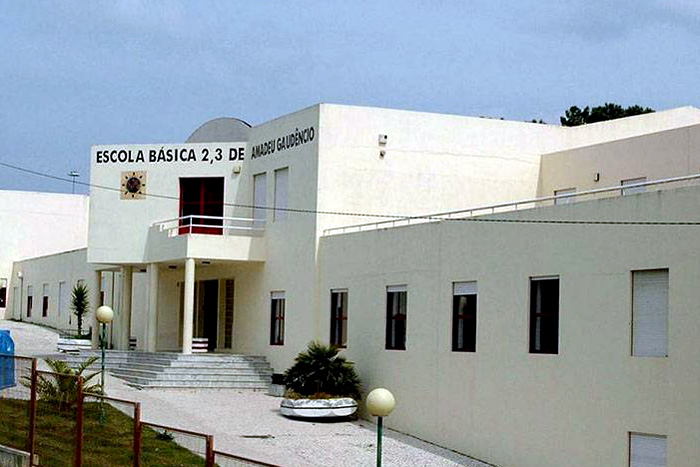 Briga entre famílias deixa um morto em escola de Portugal