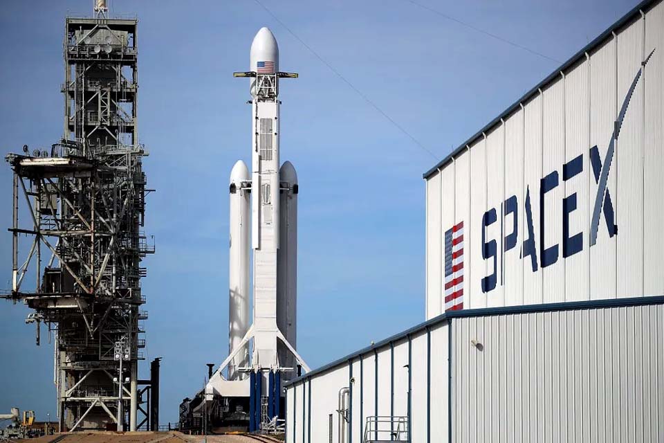 SpaceX, de Elon Musk, adia lançamento de foguete para Lua