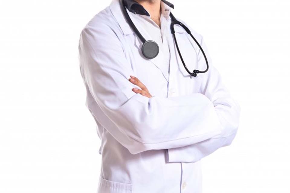 Justiça de Rondônia bloqueia quase meio milhão em bens imóveis de médico acusado de receber dinheiro público sem cumprir a carga horária