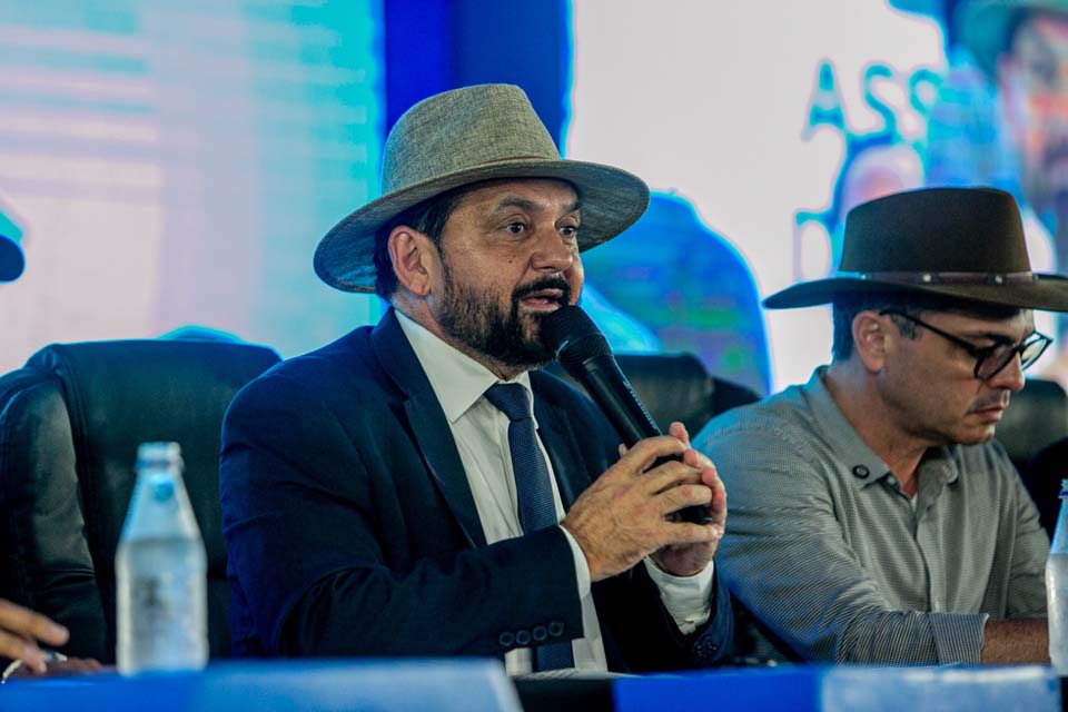 Deputado Laerte Gomes preside Sessão Solene Itinerante para entrega de títulos e homenagens em Ji-Paraná
