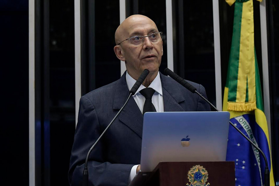 Confúcio Moura apresenta emenda à constituição que define a educação como vetor do progresso econômico