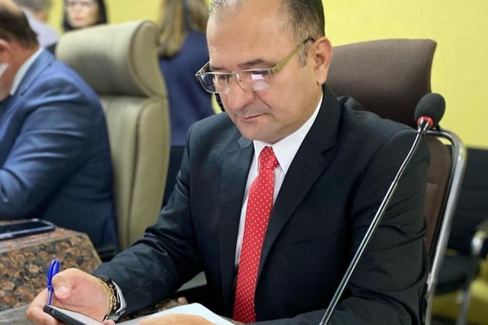 Vereador Paulo Tico agradece a realização dos serviços de manutenção e substituição de lâmpadas no Bairro Castanheira