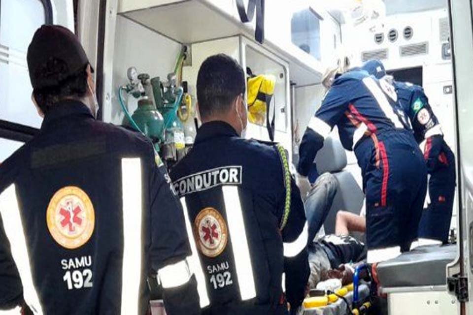 Policial evita homicídio ao flagrar bando atacando jovem a golpes de facão