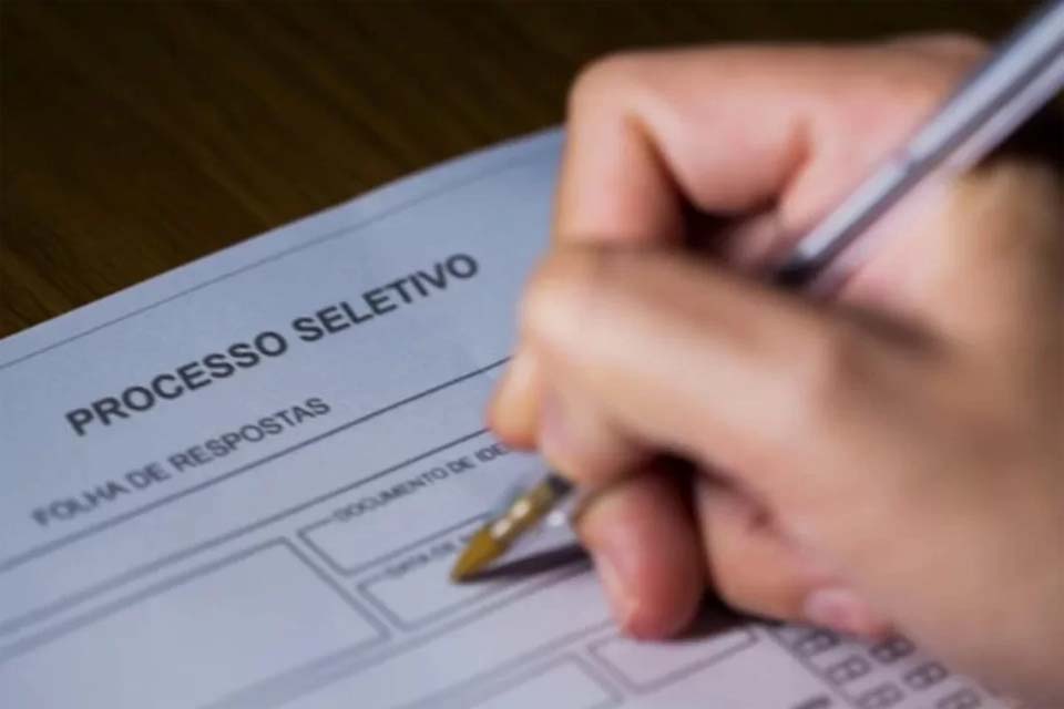 Com salários de até R$ 14 mil, veja lista de concursos abertos no país