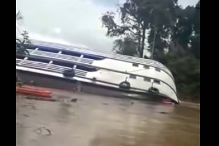 Passageiros se desesperam após barco virar no rio Amazonas 