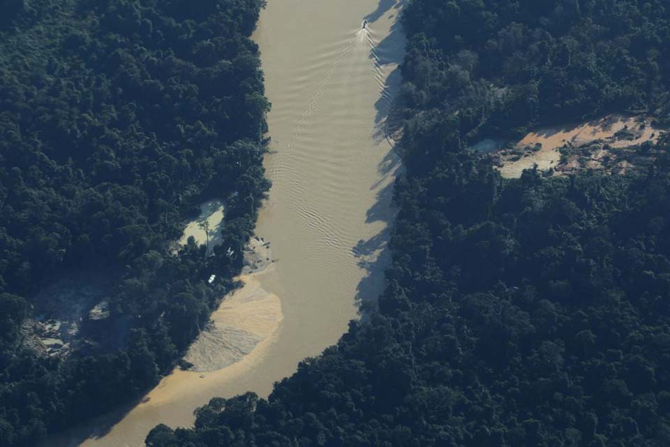 Base federal em aldeia indígena é alvo de ataque de garimpeiros