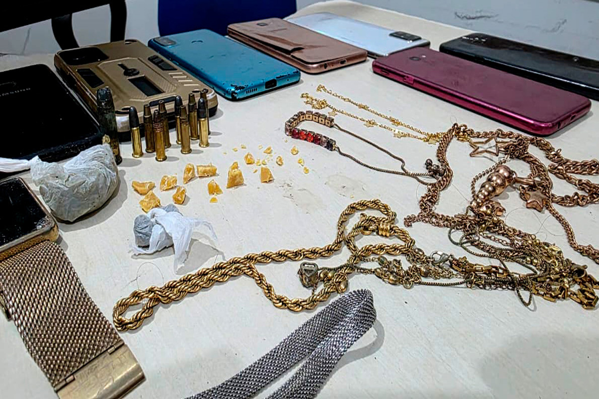 PM desarticula ponto de tráfico e apreende drogas, munições, objetos