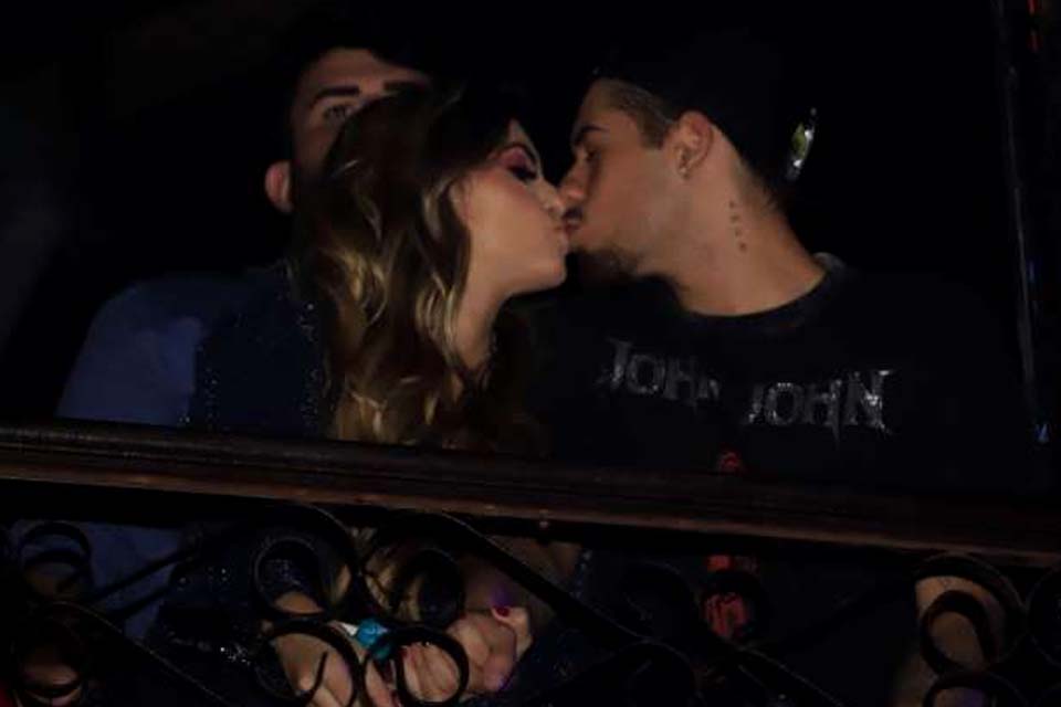 Zé Felipe troca beijos com a namorada, Isabella Arantes, em camarote