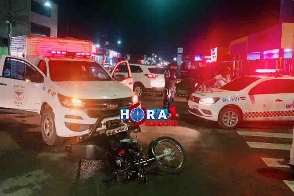 Colisão entre viatura do IML e moto deixa motociclista ferido na zona leste