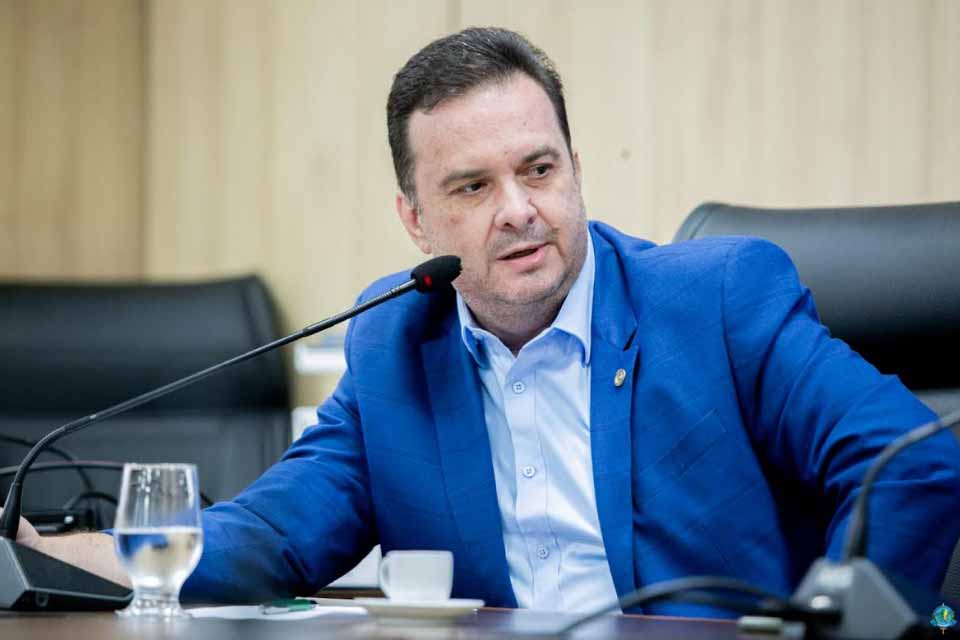 Recursos viabilizados por Dr. Luís do Hospital garantem asfalto novo no setor 07 de Jaru