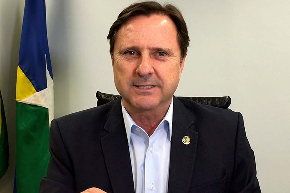 Senador Acir Gurgacz entrega retroescavadeira  para atender Secretaria de Agricultura do município Espigão do Oeste