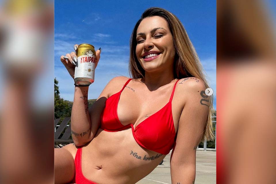 Cleo chama a atenção em foto tomando cerveja de biquíni