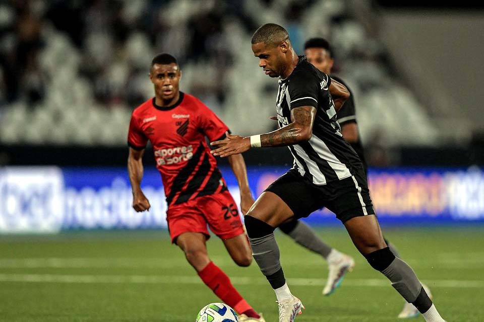Com moral alto, Athletico-PR recebe Botafogo, líder do Brasileirão