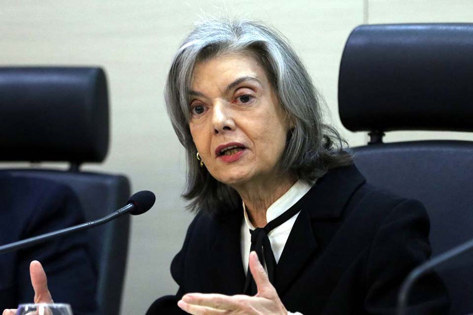 Cármen Lúcia envia processos de Bolsonaro para Justiça do Distrito Federal