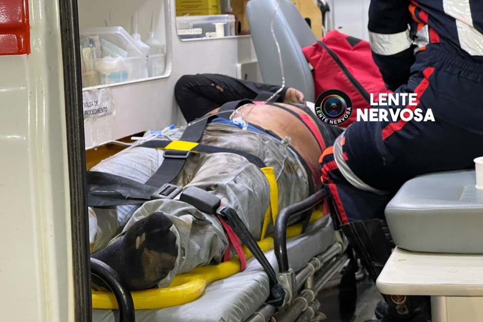 Motoboy fica gravemente ferido ao bater de frente com carro