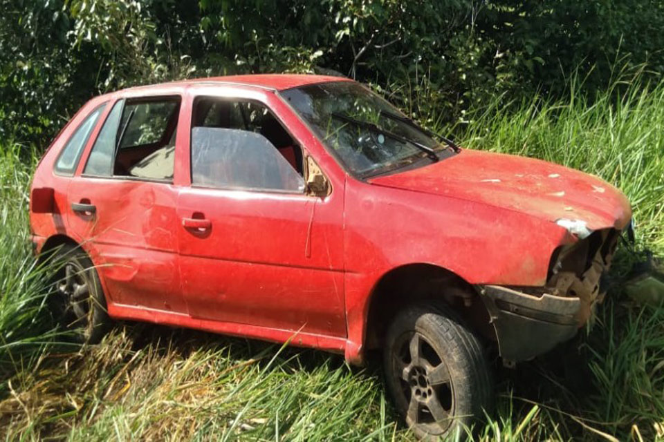 Carro com pai e filho capota na linha 623 sentido Governador Jorge Teixeira