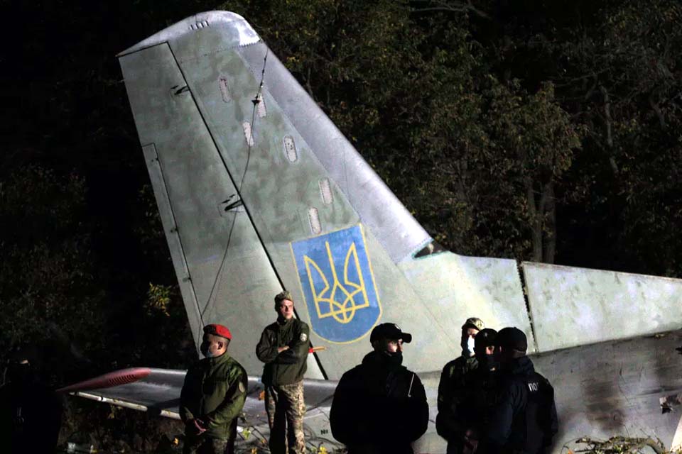 Avião militar cai na Ucrânia e 22 pessoas morrem