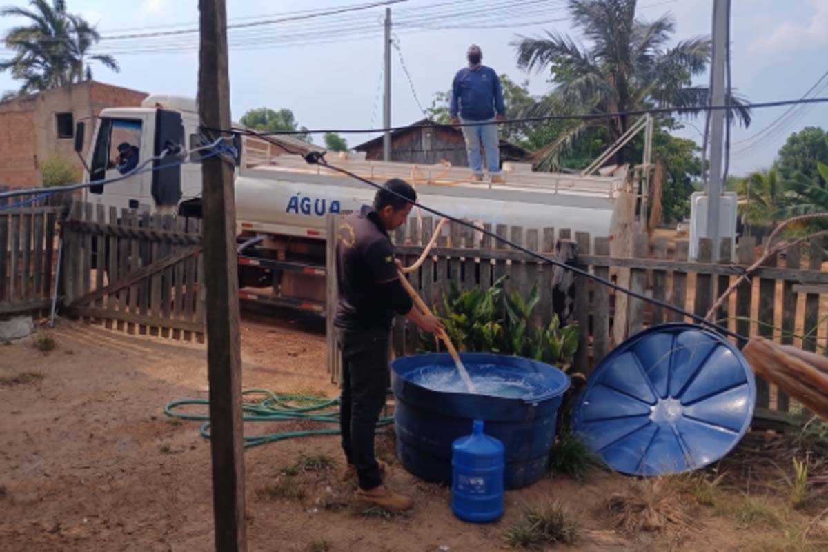 Mais de 180 mil litros de água já foram distribuídos às comunidades ribeirinhos de Porto Velho
