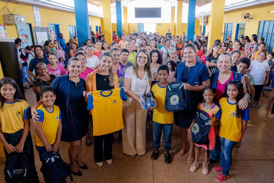 Prefeitura de Porto Velho entrega uniformes escolares nas escolas do baixo Madeira e zona Leste