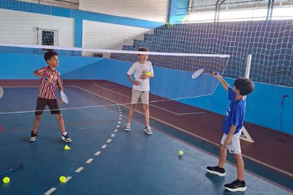 Semes retoma aulas da Escolinha de Badminton para crianças e adolescentes em Ji-Paraná