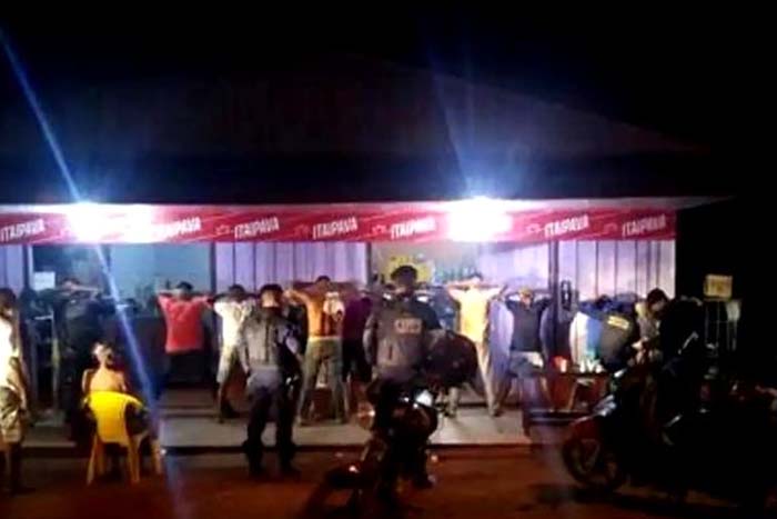 Operação da PM em bares prende mulher com moto furtada