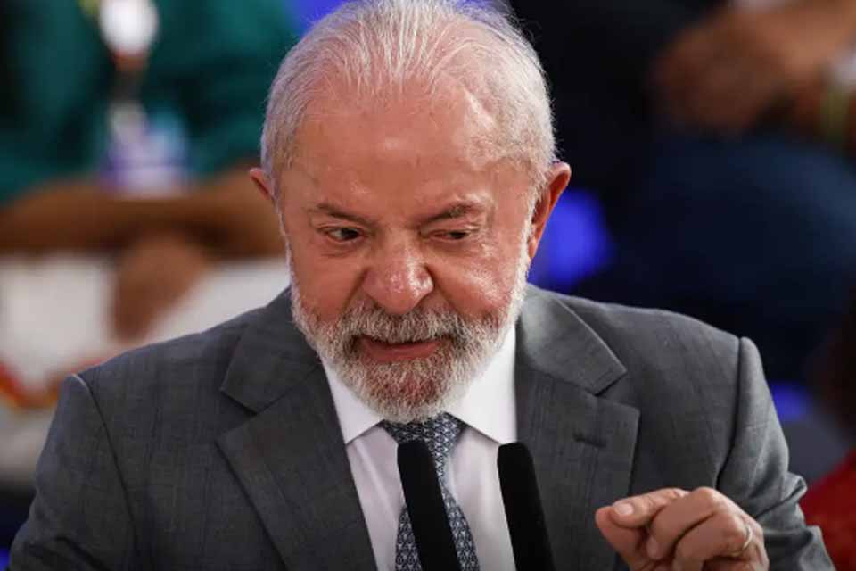Lula volta a defender mandato para ministros do STF