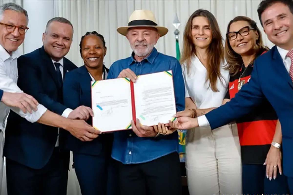 Lula sanciona lei de incentivo ao desenvolvimento do futebol feminino
