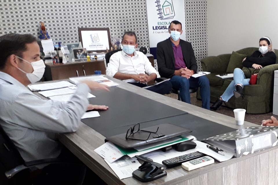 Vereadores de Novo Horizonte visitam a Escola do Legislativo