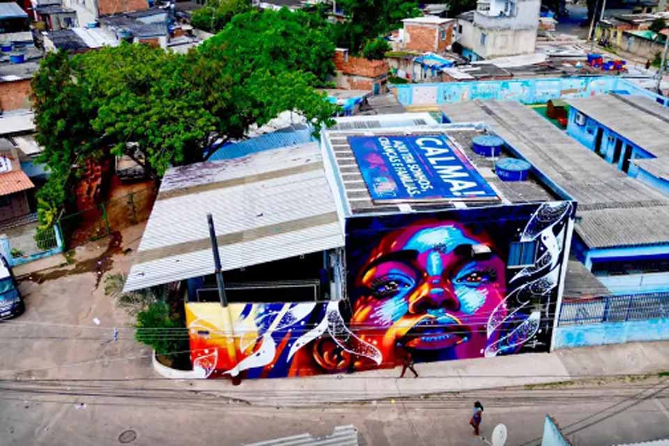 Telhado na Cidade de Deus diz: 