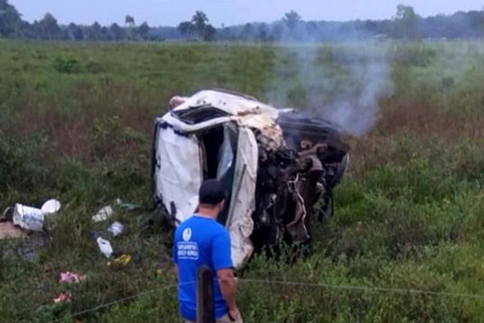 Caminhonete capota e deixa vítima presa às ferragens na BR-319