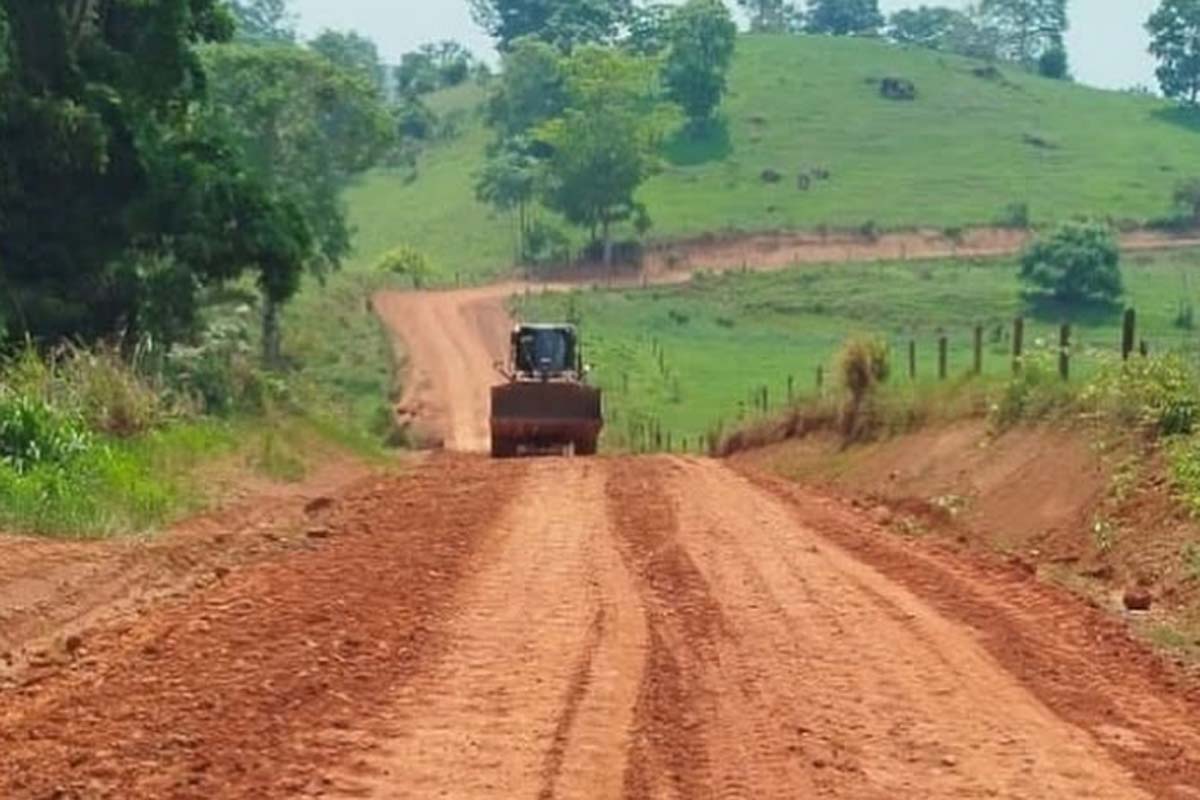 Prefeiutra segue avançando com trabalho de munatenção das estradas na zona Rural