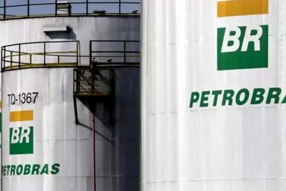 Petrobras anuncia redução no preço do diesel para distribuidoras