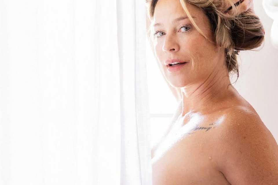 Luana Piovani surge nua em ensaio nas redes e reflete: “os demônios que mandam”