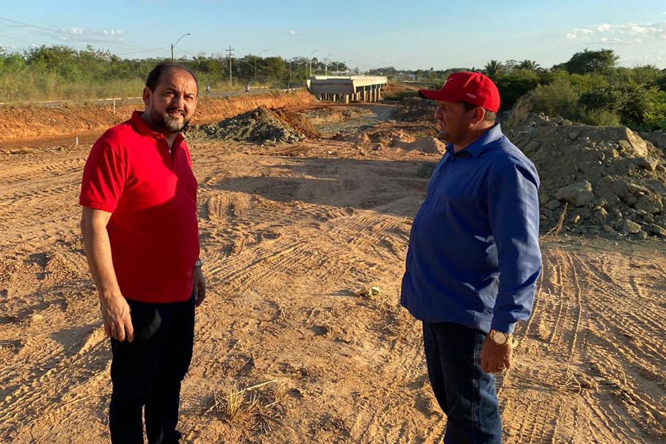 Presidente Laerte Gomes fiscaliza obras de aterro das cabeceiras da ponte sobre o Rio Urupá em Ji-Paraná