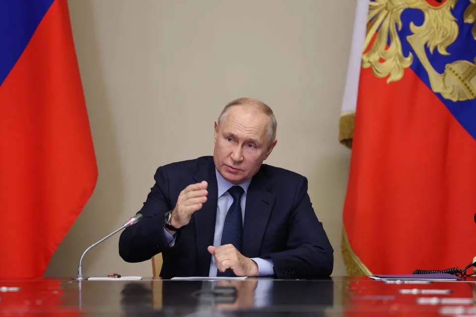 Em meio a tensão, Putin ordena sobrevoo de jatos no Mar Negro