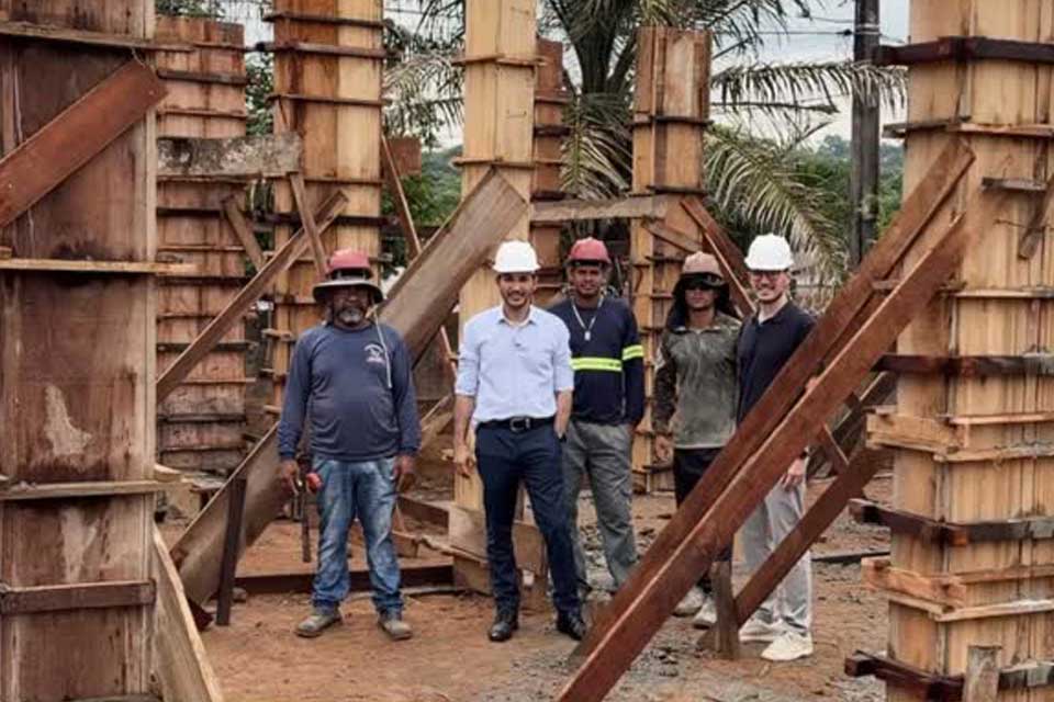 Deputado Fernando Máximo destaca avanço das obras de nova unidade de saúde em Ariquemes