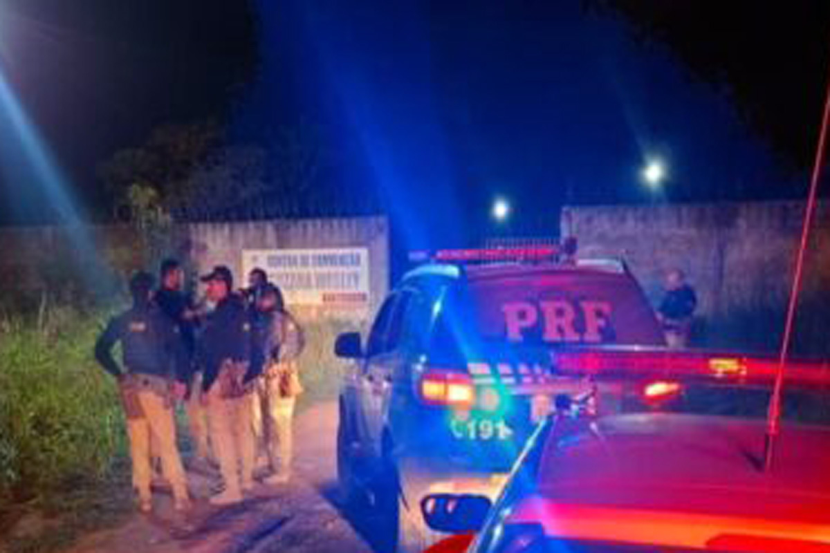 Perseguição termina com carro sendo abandonado e suspeitos fogem para matagal