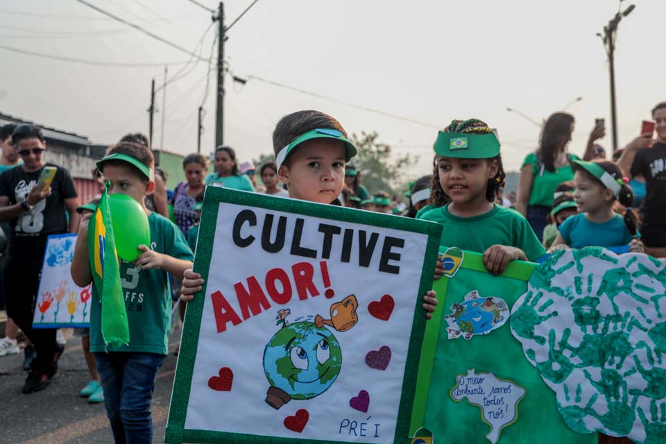 Porto Velho: Alunos da rede municipal celebram os 200 anos da Independência em desfile cívico
