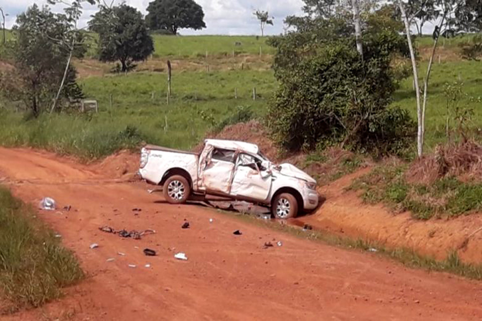 Caminhonete capota e casal morre após ser arremessado na linha 02