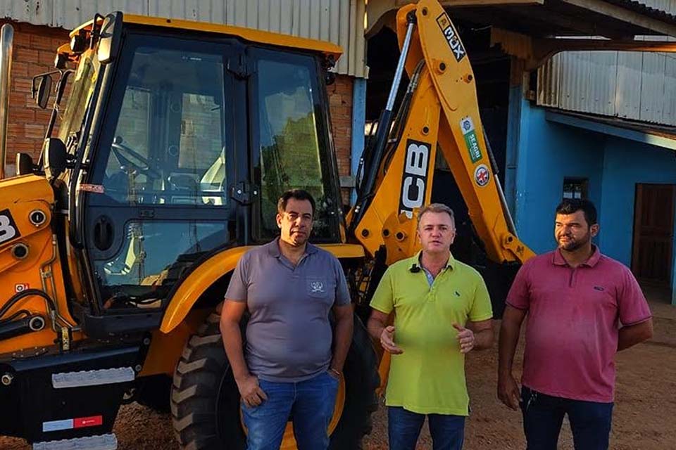 Deputado Luizinho Goebel realiza entrega de uma retroescavadeira no município de São Miguel do Guaporé